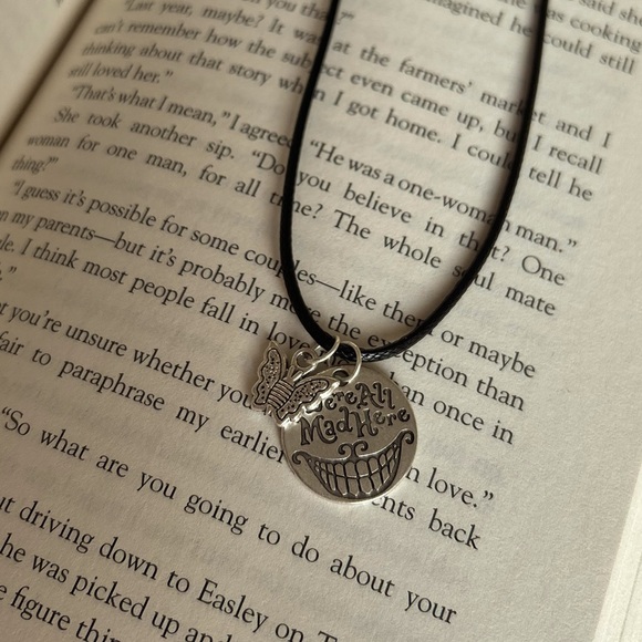 Alice in Wonderland Necklace ๐ฆ - Picture 1 of 5